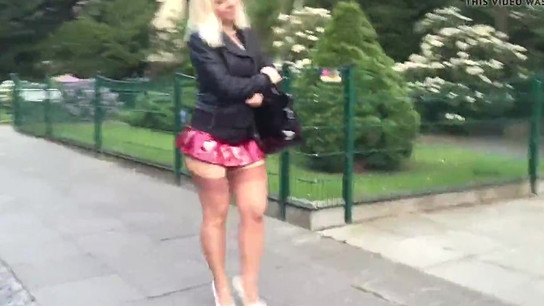 Ballade en mini jupe et high high-heeled shoes