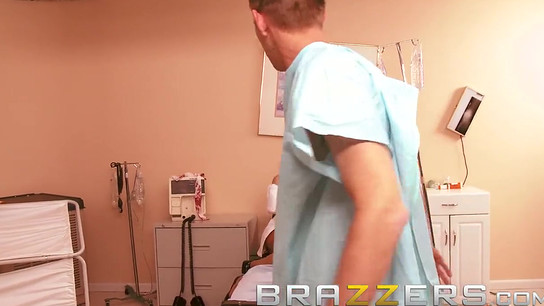 BRAZZERS - Blond Cougar Doc Summer Brielle wants it inwards her